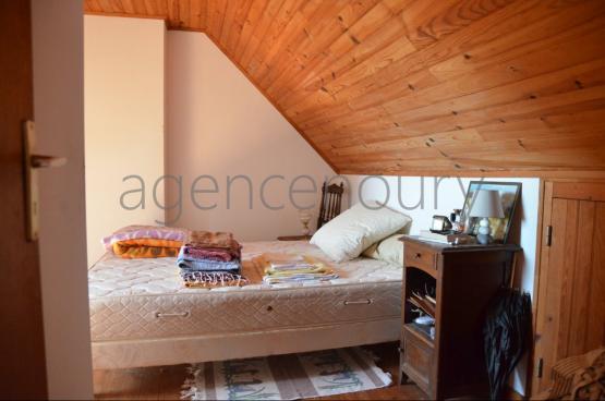 Au centre d'un beau jardin, � l�abri des regards, pratiquement sans vis-�-vis, cette maison b�n�ficie aussi d'une situation de choix. 