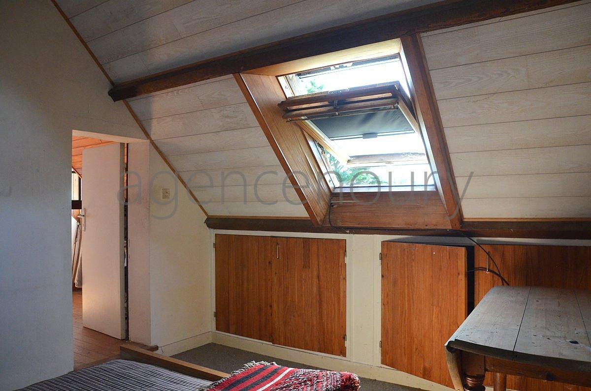 Au centre d'un beau jardin, � l�abri des regards, pratiquement sans vis-�-vis, cette maison b�n�ficie aussi d'une situation de choix. 