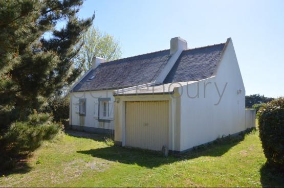 Au centre d'un beau jardin, � l�abri des regards, pratiquement sans vis-�-vis, cette maison b�n�ficie aussi d'une situation de choix. 