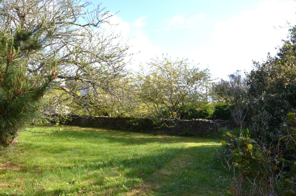 Au centre d'un beau jardin, � l�abri des regards, pratiquement sans vis-�-vis, cette maison b�n�ficie aussi d'une situation de choix. 