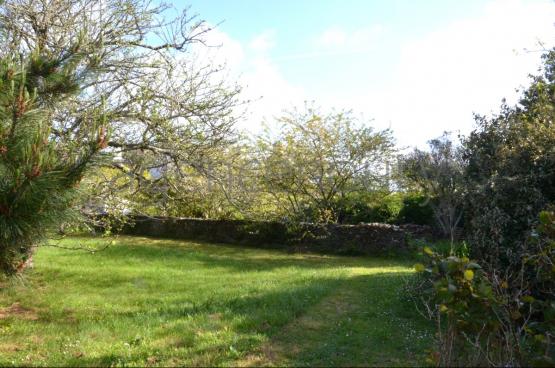 Au centre d'un beau jardin, � l�abri des regards, pratiquement sans vis-�-vis, cette maison b�n�ficie aussi d'une situation de choix. 