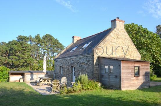A cinq minutes � pied d'une petite plage intimiste, cette petite maison ancienne, simple, chaleureuse nous a imm�diatement s�duits.
