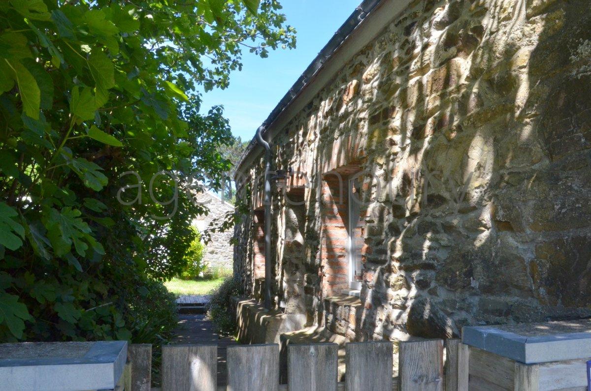A cinq minutes � pied d'une petite plage intimiste, cette petite maison ancienne, simple, chaleureuse nous a imm�diatement s�duits.