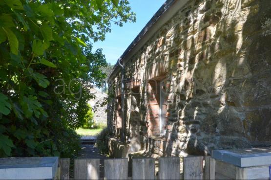 A cinq minutes � pied d'une petite plage intimiste, cette petite maison ancienne, simple, chaleureuse nous a imm�diatement s�duits.