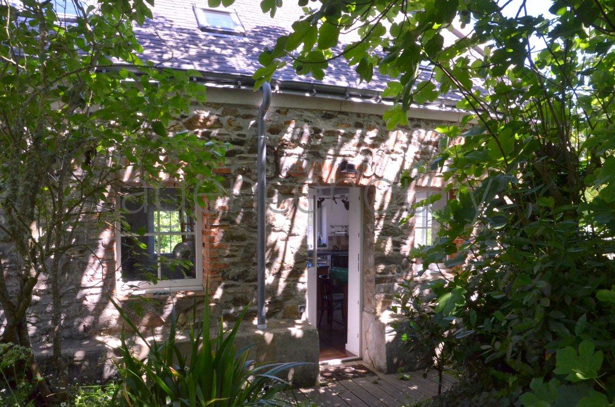 A cinq minutes � pied d'une petite plage intimiste, cette petite maison ancienne, simple, chaleureuse nous a imm�diatement s�duits.