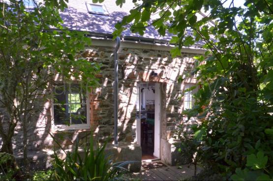 A cinq minutes � pied d'une petite plage intimiste, cette petite maison ancienne, simple, chaleureuse nous a imm�diatement s�duits.