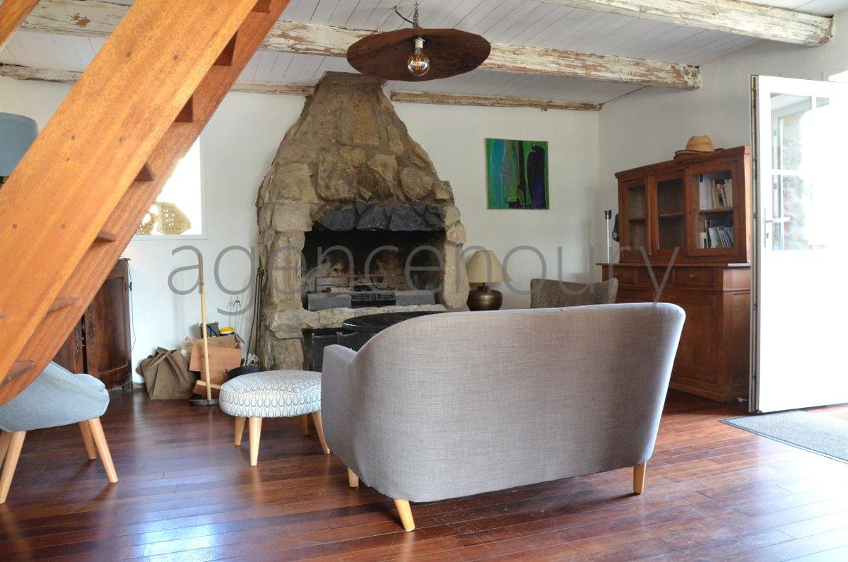 A cinq minutes � pied d'une petite plage intimiste, cette petite maison ancienne, simple, chaleureuse nous a imm�diatement s�duits.