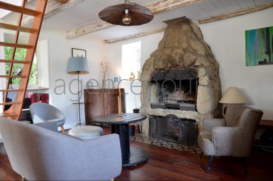 A cinq minutes � pied d'une petite plage intimiste, cette petite maison ancienne, simple, chaleureuse nous a imm�diatement s�duits.