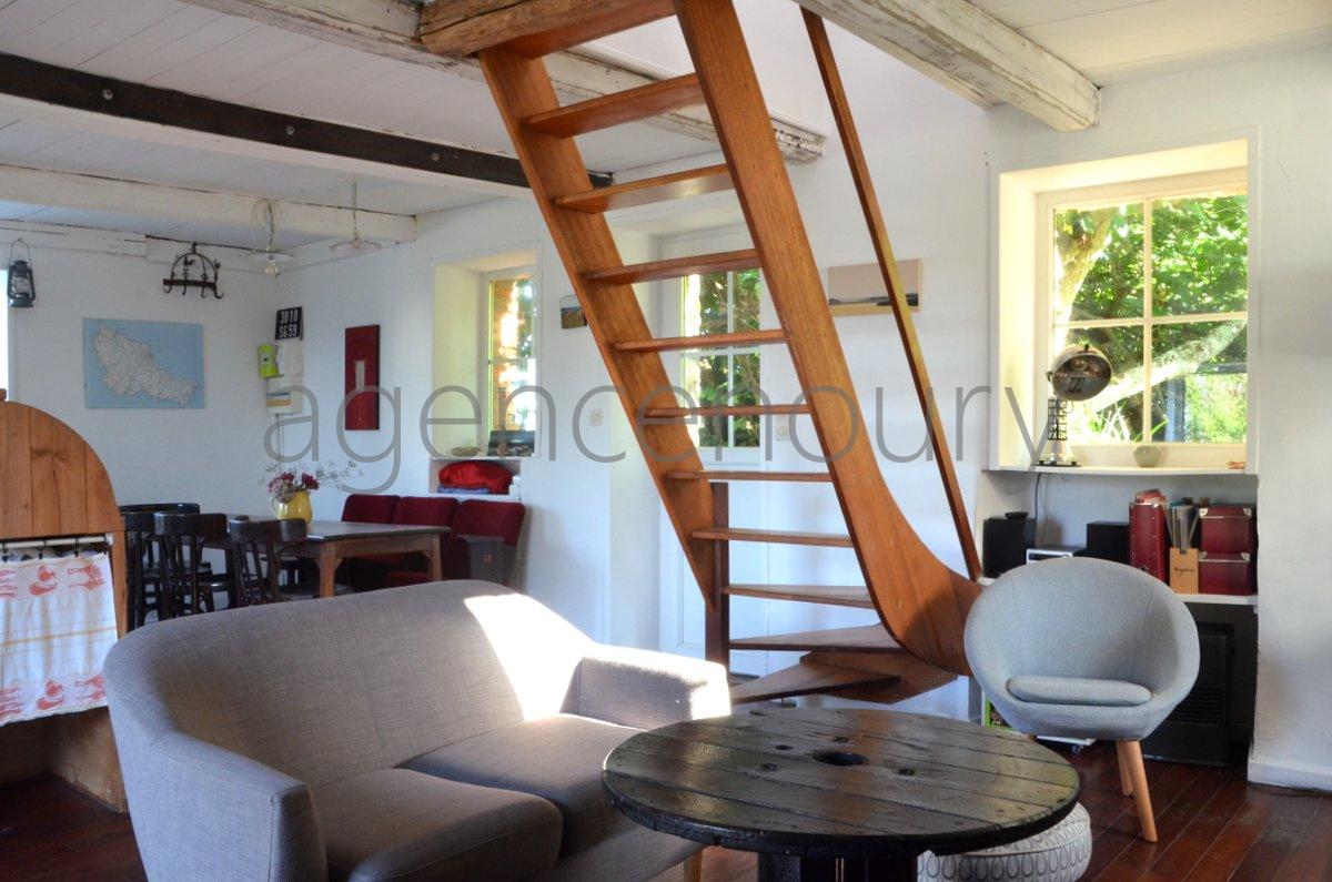 A cinq minutes � pied d'une petite plage intimiste, cette petite maison ancienne, simple, chaleureuse nous a imm�diatement s�duits.