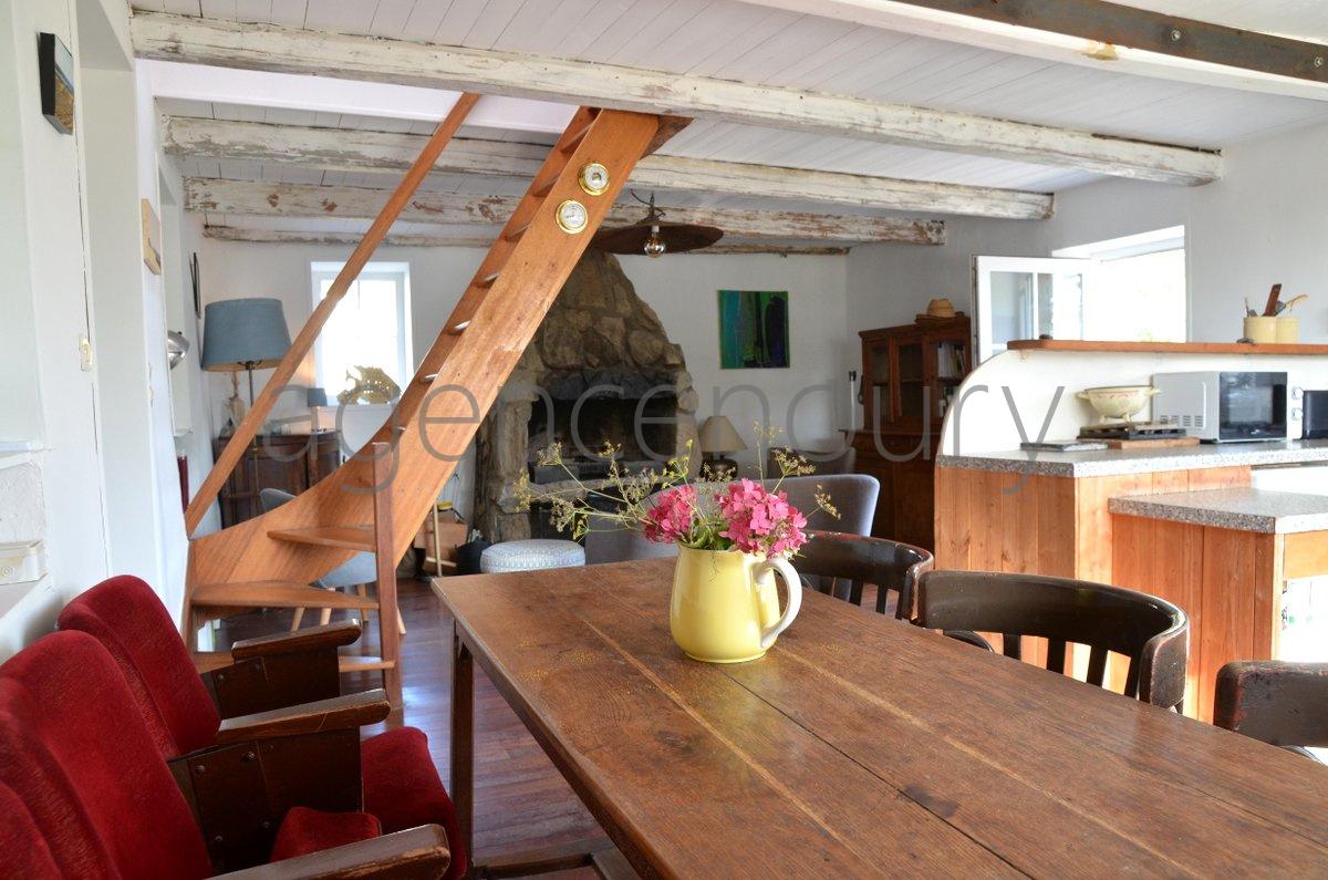 A cinq minutes � pied d'une petite plage intimiste, cette petite maison ancienne, simple, chaleureuse nous a imm�diatement s�duits.
