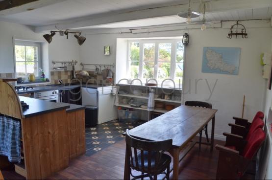 A cinq minutes � pied d'une petite plage intimiste, cette petite maison ancienne, simple, chaleureuse nous a imm�diatement s�duits.