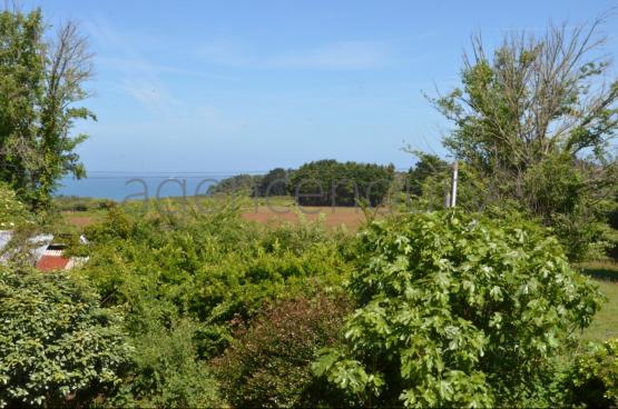 A cinq minutes � pied d'une petite plage intimiste, cette petite maison ancienne, simple, chaleureuse nous a imm�diatement s�duits.