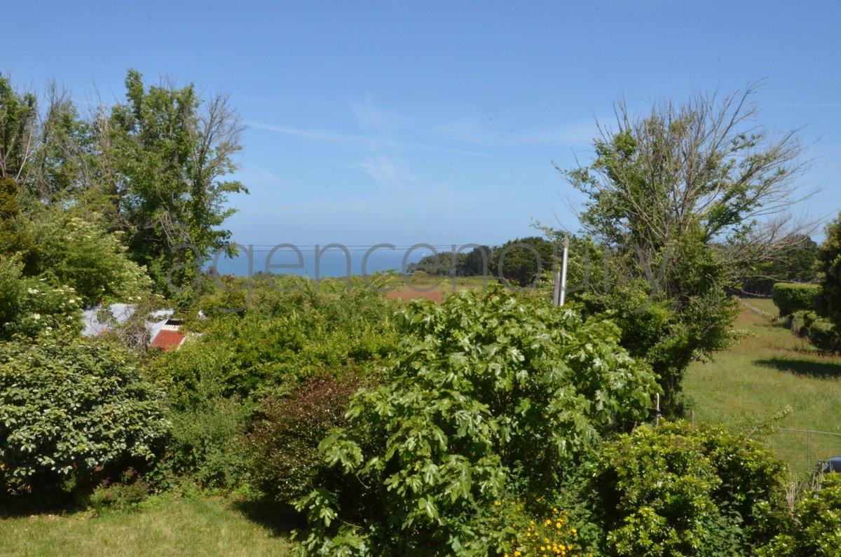 A cinq minutes � pied d'une petite plage intimiste, cette petite maison ancienne, simple, chaleureuse nous a imm�diatement s�duits.