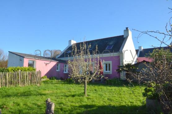 A l'extr�mit� d'un hameau, � un quart d'heure � pied du centre de Palais, cette grande maison familiale marie ambiance chaleureuse et fonctionnalit�. D'une