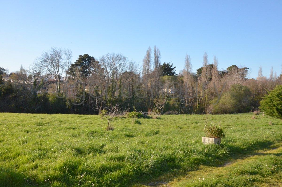 A l'extr�mit� d'un hameau, � un quart d'heure � pied du centre de Palais, cette grande maison familiale marie ambiance chaleureuse et fonctionnalit�. D'une