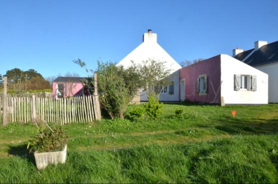 A l'extr�mit� d'un hameau, � un quart d'heure � pied du centre de Palais, cette grande maison familiale marie ambiance chaleureuse et fonctionnalit�. D'une