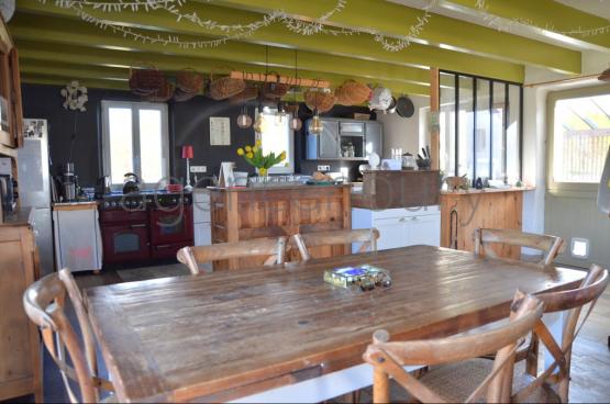 A l'extr�mit� d'un hameau, � un quart d'heure � pied du centre de Palais, cette grande maison familiale marie ambiance chaleureuse et fonctionnalit�. D'une