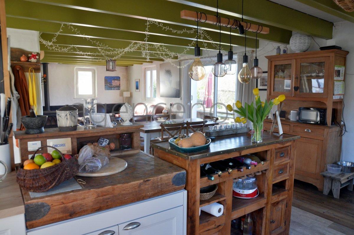 A l'extr�mit� d'un hameau, � un quart d'heure � pied du centre de Palais, cette grande maison familiale marie ambiance chaleureuse et fonctionnalit�. D'une