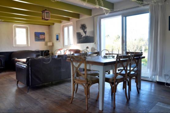 A l'extr�mit� d'un hameau, � un quart d'heure � pied du centre de Palais, cette grande maison familiale marie ambiance chaleureuse et fonctionnalit�. D'une