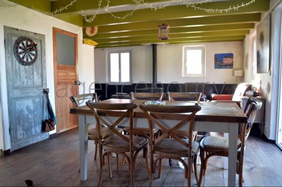 A l'extr�mit� d'un hameau, � un quart d'heure � pied du centre de Palais, cette grande maison familiale marie ambiance chaleureuse et fonctionnalit�. D'une