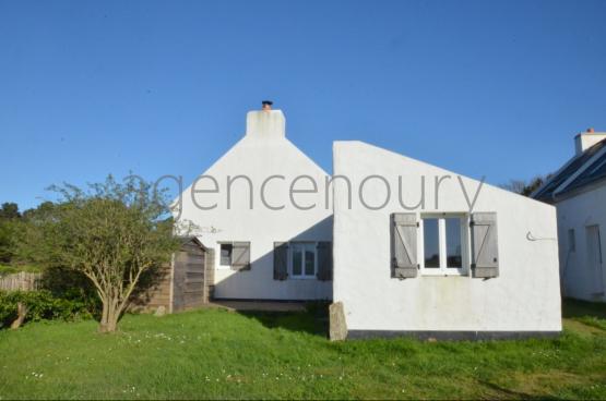 A l'extr�mit� d'un hameau, � un quart d'heure � pied du centre de Palais, cette grande maison familiale marie ambiance chaleureuse et fonctionnalit�. D'une