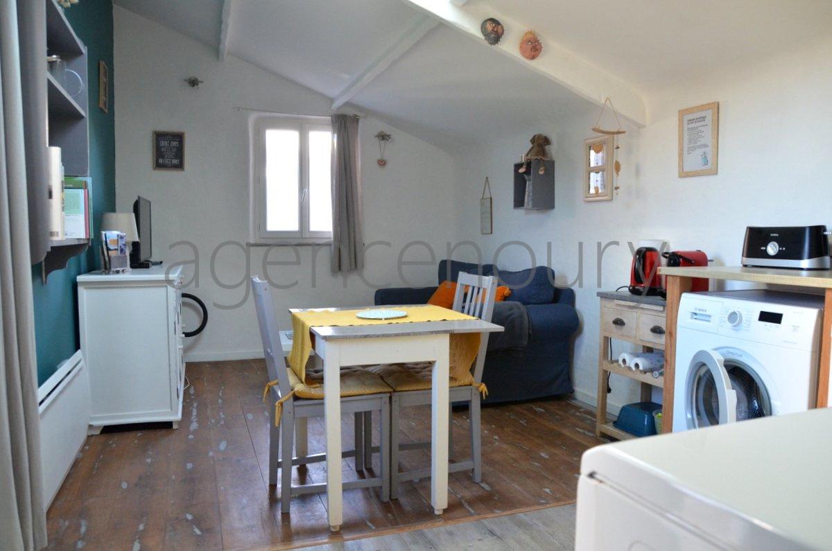 A l'extr�mit� d'un hameau, � un quart d'heure � pied du centre de Palais, cette grande maison familiale marie ambiance chaleureuse et fonctionnalit�. D'une