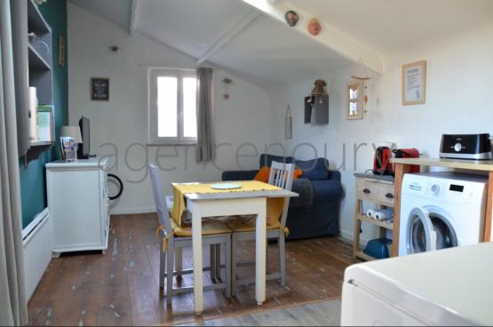 A l'extr�mit� d'un hameau, � un quart d'heure � pied du centre de Palais, cette grande maison familiale marie ambiance chaleureuse et fonctionnalit�. D'une