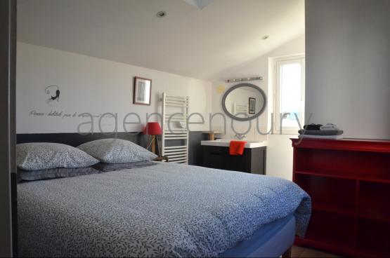 A l'extr�mit� d'un hameau, � un quart d'heure � pied du centre de Palais, cette grande maison familiale marie ambiance chaleureuse et fonctionnalit�. D'une