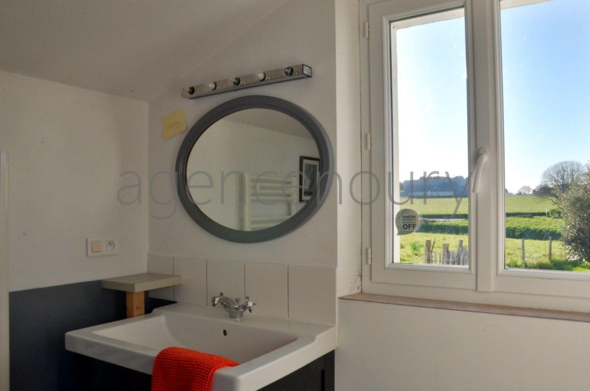 A l'extr�mit� d'un hameau, � un quart d'heure � pied du centre de Palais, cette grande maison familiale marie ambiance chaleureuse et fonctionnalit�. D'une