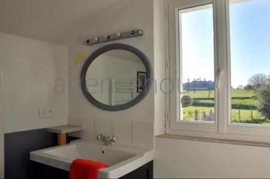 A l'extr�mit� d'un hameau, � un quart d'heure � pied du centre de Palais, cette grande maison familiale marie ambiance chaleureuse et fonctionnalit�. D'une