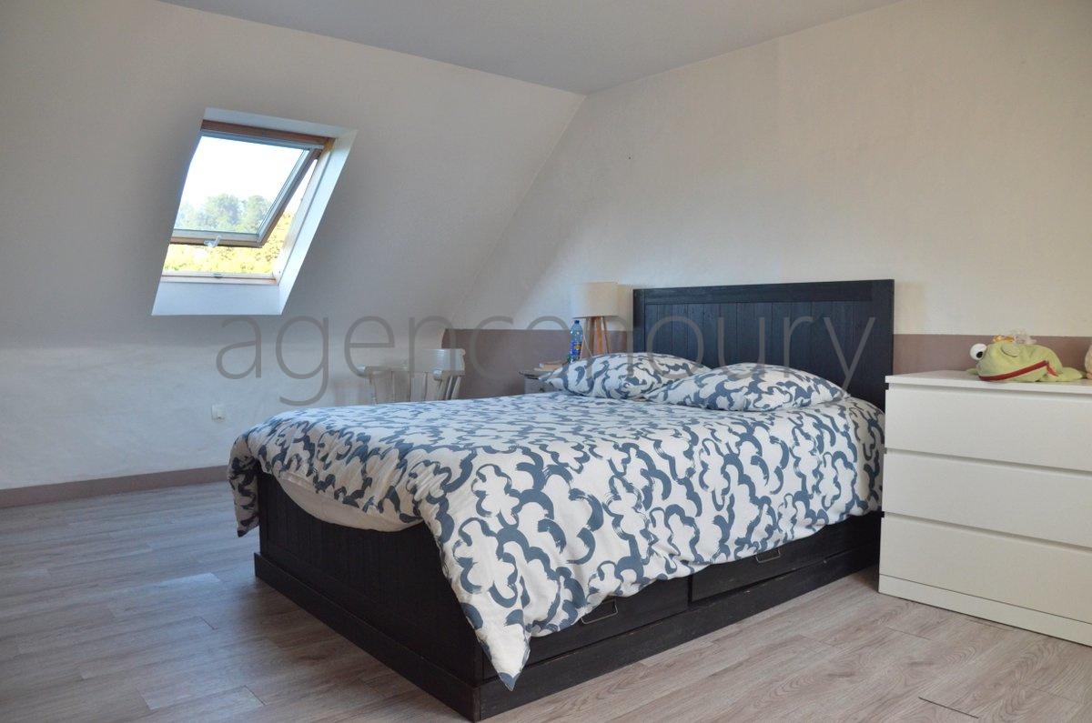 A l'extr�mit� d'un hameau, � un quart d'heure � pied du centre de Palais, cette grande maison familiale marie ambiance chaleureuse et fonctionnalit�. D'une