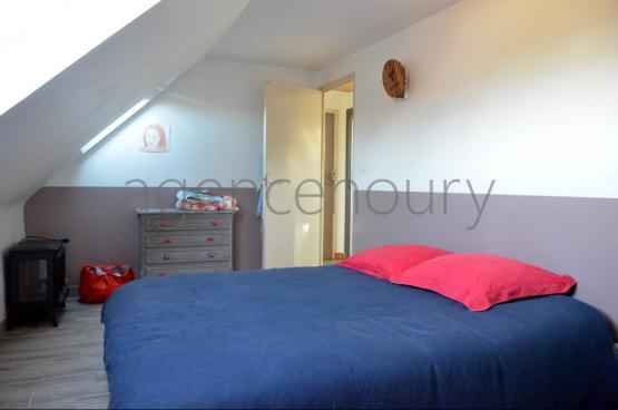 A l'extr�mit� d'un hameau, � un quart d'heure � pied du centre de Palais, cette grande maison familiale marie ambiance chaleureuse et fonctionnalit�. D'une