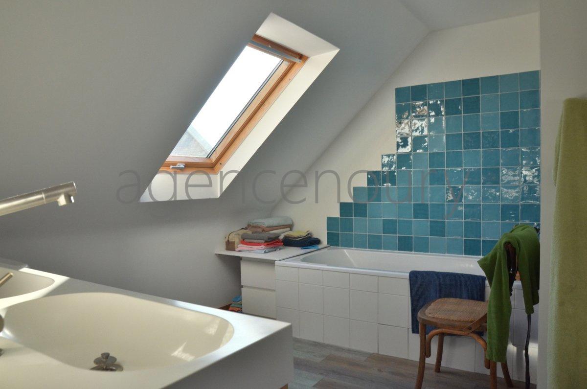 A l'extr�mit� d'un hameau, � un quart d'heure � pied du centre de Palais, cette grande maison familiale marie ambiance chaleureuse et fonctionnalit�. D'une