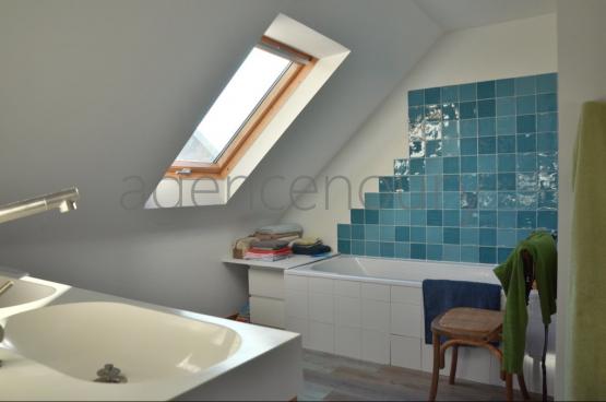 A l'extr�mit� d'un hameau, � un quart d'heure � pied du centre de Palais, cette grande maison familiale marie ambiance chaleureuse et fonctionnalit�. D'une