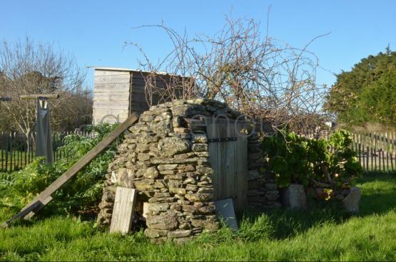 A l'extr�mit� d'un hameau, � un quart d'heure � pied du centre de Palais, cette grande maison familiale marie ambiance chaleureuse et fonctionnalit�. D'une