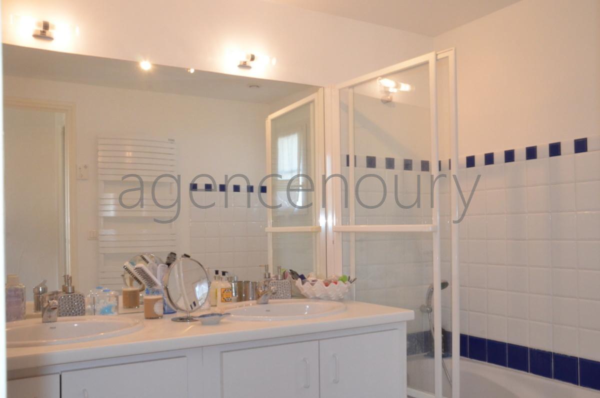 Nous avons �t� s�duits par la vue extr�mement d�gag�e qui porte tr�s au loin, au-dessus d'un vallon.