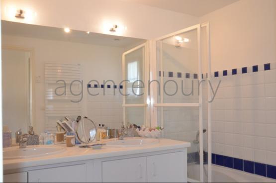 Nous avons �t� s�duits par la vue extr�mement d�gag�e qui porte tr�s au loin, au-dessus d'un vallon.