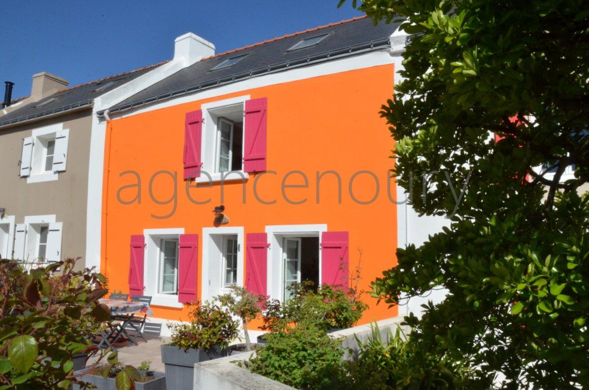 Au c�ur d'un village traditionnel, voici un ensemble atypique emprunt d'un grand charme, constitu� de trois b�timents tr�s bien entretenus.