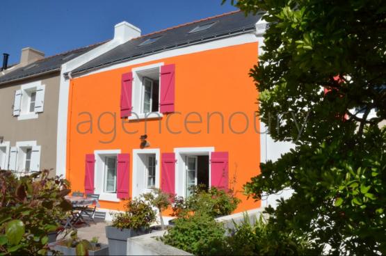 Au c�ur d'un village traditionnel, voici un ensemble atypique emprunt d'un grand charme, constitu� de trois b�timents tr�s bien entretenus.