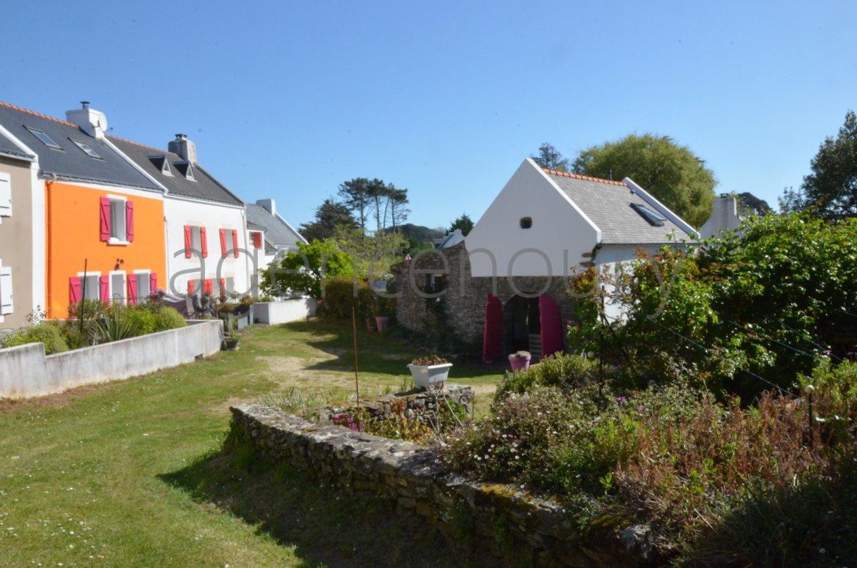 Au c�ur d'un village traditionnel, voici un ensemble atypique emprunt d'un grand charme, constitu� de trois b�timents tr�s bien entretenus.