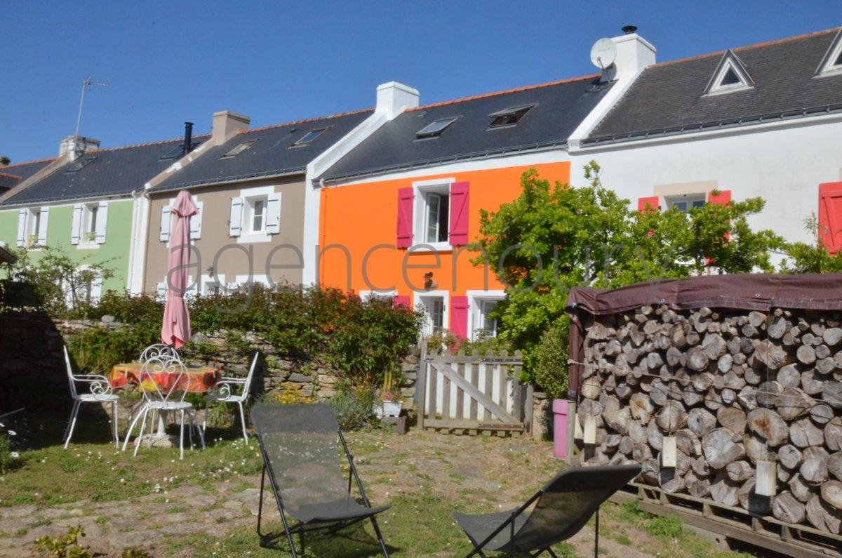 Au c�ur d'un village traditionnel, voici un ensemble atypique emprunt d'un grand charme, constitu� de trois b�timents tr�s bien entretenus.