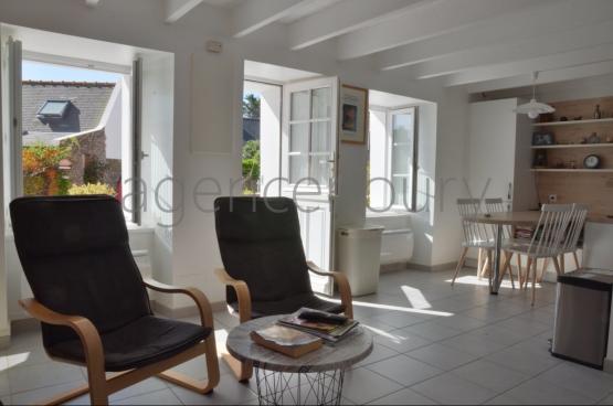 Au c�ur d'un village traditionnel, voici un ensemble atypique emprunt d'un grand charme, constitu� de trois b�timents tr�s bien entretenus.