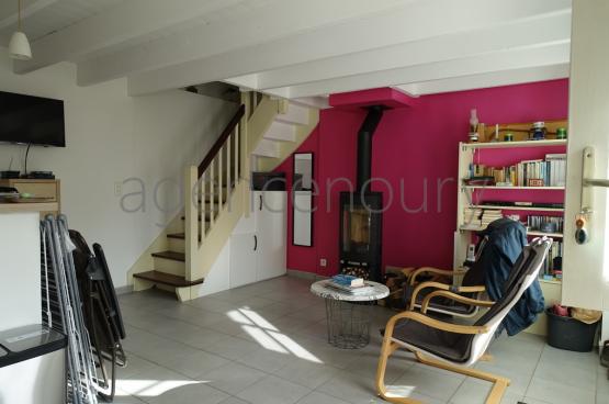 Au c�ur d'un village traditionnel, voici un ensemble atypique emprunt d'un grand charme, constitu� de trois b�timents tr�s bien entretenus.