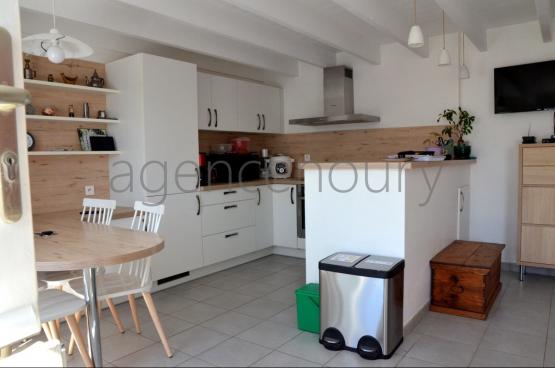 Au c�ur d'un village traditionnel, voici un ensemble atypique emprunt d'un grand charme, constitu� de trois b�timents tr�s bien entretenus.