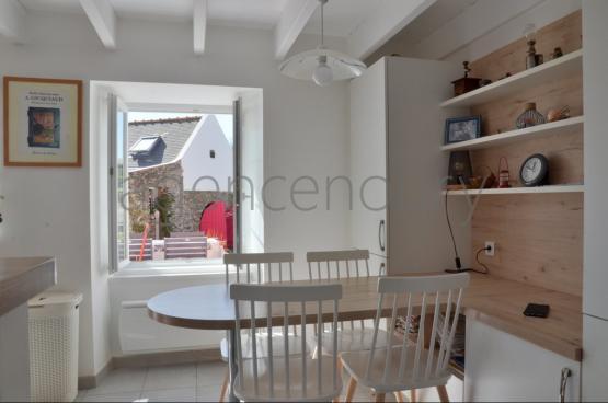 Au c�ur d'un village traditionnel, voici un ensemble atypique emprunt d'un grand charme, constitu� de trois b�timents tr�s bien entretenus.