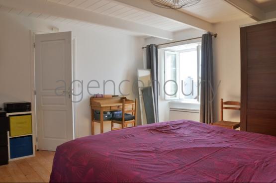 Au c�ur d'un village traditionnel, voici un ensemble atypique emprunt d'un grand charme, constitu� de trois b�timents tr�s bien entretenus.