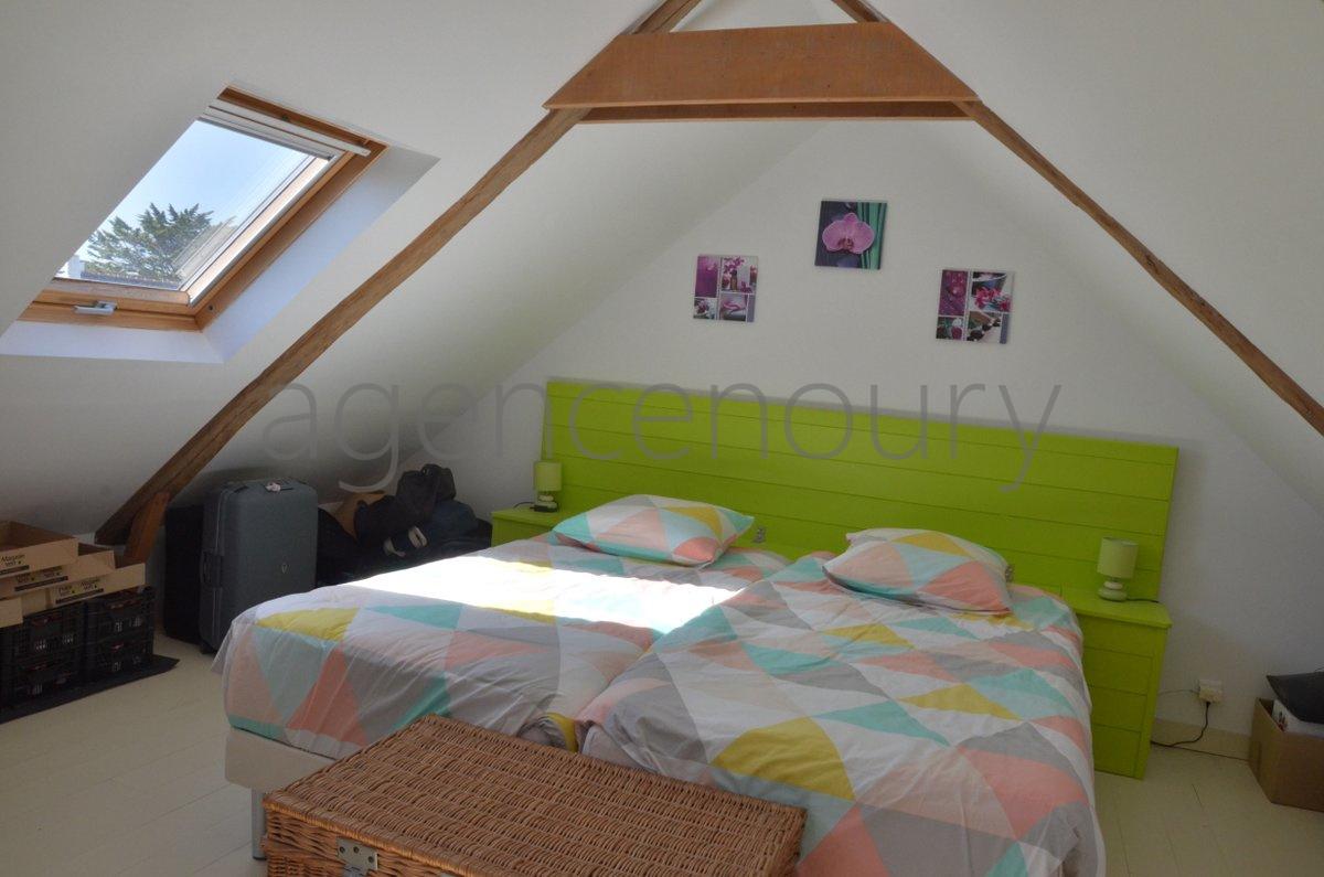 Au c�ur d'un village traditionnel, voici un ensemble atypique emprunt d'un grand charme, constitu� de trois b�timents tr�s bien entretenus.