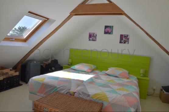 Au c�ur d'un village traditionnel, voici un ensemble atypique emprunt d'un grand charme, constitu� de trois b�timents tr�s bien entretenus.