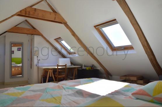 Au c�ur d'un village traditionnel, voici un ensemble atypique emprunt d'un grand charme, constitu� de trois b�timents tr�s bien entretenus.