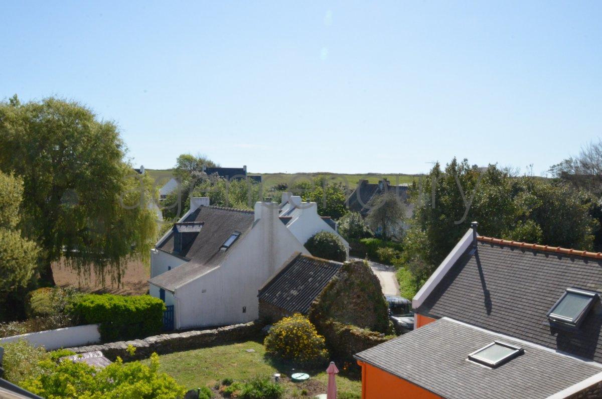 Au c�ur d'un village traditionnel, voici un ensemble atypique emprunt d'un grand charme, constitu� de trois b�timents tr�s bien entretenus.